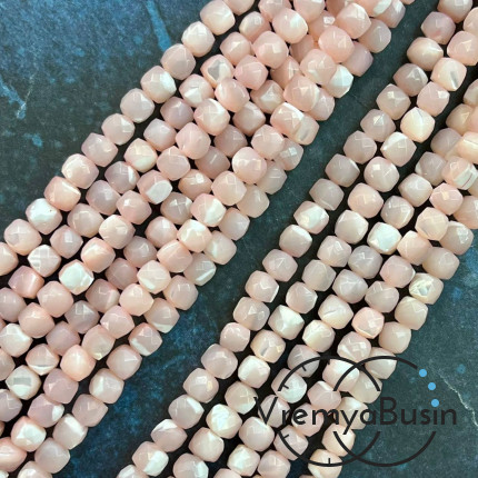 Перламутр натур., кубик граненый ок. 4.5 мм, цв.  бледно-розовый   (1/2 нити, ок. 42 шт.)