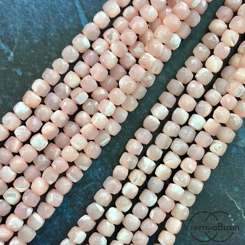 Перламутр натур., кубик граненый ок. 4.5 мм, цв.  бледно-розовый   (1/2 нити, ок. 42 шт.)