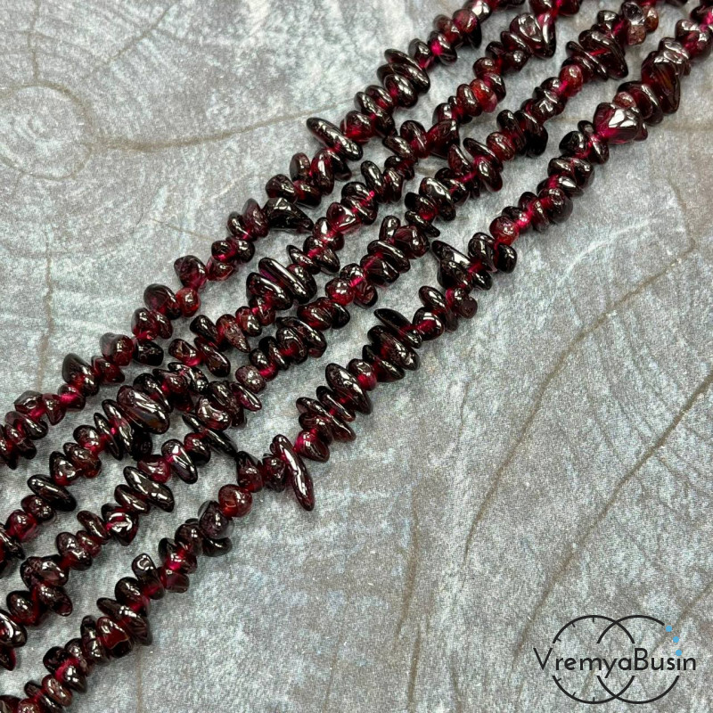 Крошка каменная. Гранат  натур. (нить ок. 40 см.)