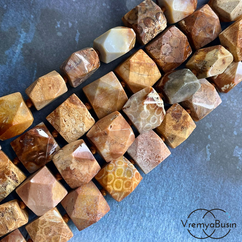 Коралл натур. окаменелый,  квадратные бусины с гранями, ок. 18х18х12 мм (нить, ок. 20   шт.)