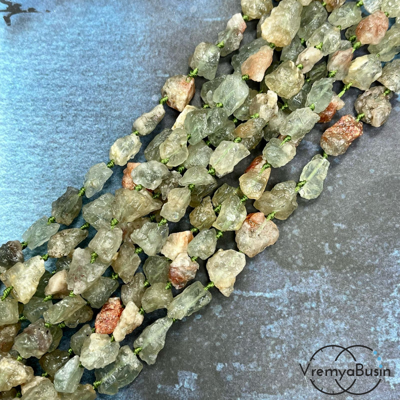 Празиолит с солнечным камнем       , мелкие кусочки необработанного камня (нить, ок.   35   шт.)