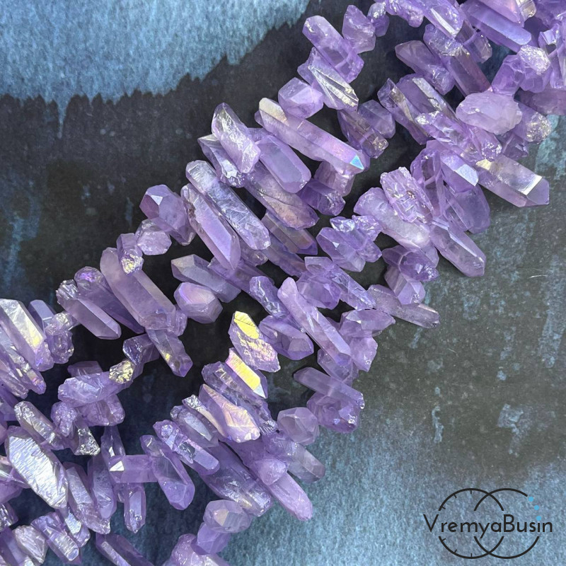Кварц радужный, мелкие кристаллы, ок. 20-25х6-7 мм, цв. сиреневый (1/2 нити, ок. 32 шт.)