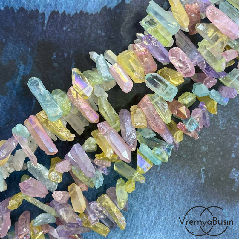 Кварц радужный, мелкие кристаллы, ок. 20-25х6-7 мм, цв. разноцветный (1/2 нити, ок. 32 шт.)