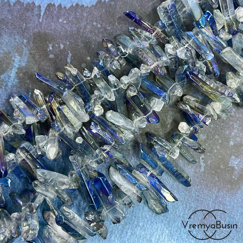 Кварц радужный, мелкие кристаллы, ок. 25-30х5-6 мм, цв. серо-голубой (1/2 нити, ок. 38 шт.)