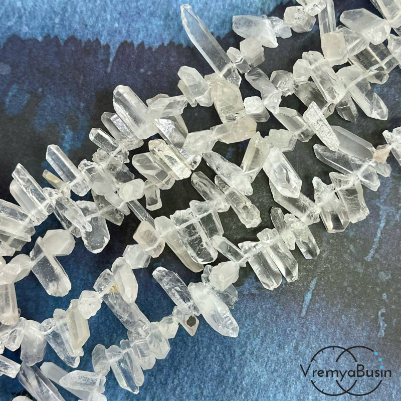 Кварц матовый, мелкие кристаллы, ок. 20-25х6-7 мм, цв. белый (1/2 нити, ок. 32 шт.)