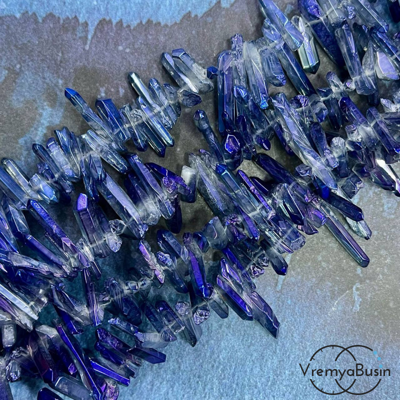 Кварц радужный, мелкие кристаллы, ок. 25-30х5-6 мм, цв. фиолетово-голубой (1/2 нити, ок. 38 шт.)