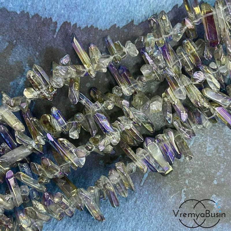 Кварц радужный, мелкие кристаллы, ок. 25-30х5-6 мм, цв. фиолетово-серый (1/2 нити, ок. 38 шт.)