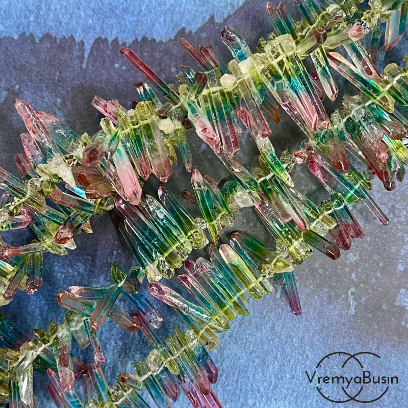 Кварц тонир., мелкие кристаллы, ок. 25-30х5-6 мм, цв. разноцветный (1/2 нити, ок. 38 шт.)