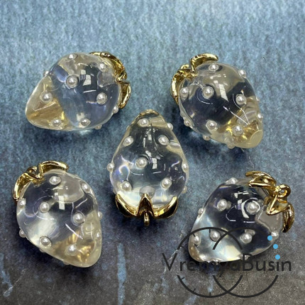 Подвеска из смолы с жемчужинками «Клубничка», ок. 16х24 мм, латунь с позолотой, цв. прозрачный (1 шт.)’