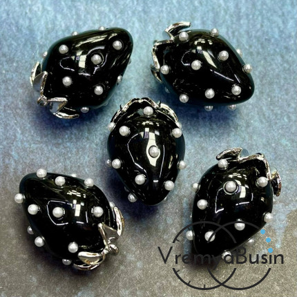 Подвеска из смолы с жемчужинками «Клубничка», ок. 16х24 мм, латунь с родиевым покрытием, цв.  черный  (1 шт.)’