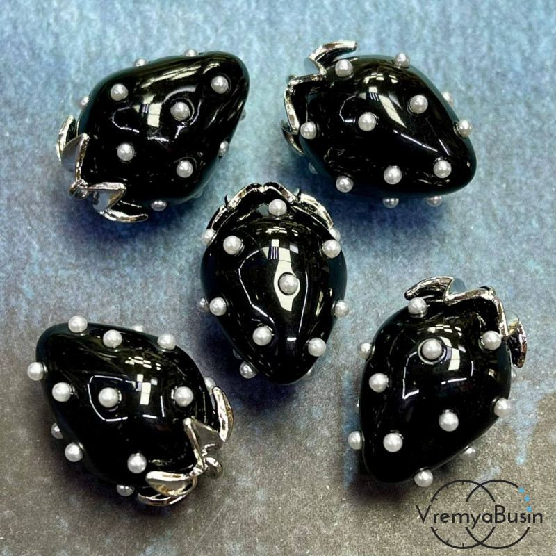Подвеска из смолы с жемчужинками «Клубничка», ок. 16х24 мм, латунь с родиевым покрытием, цв.  черный  (1 шт.)’
