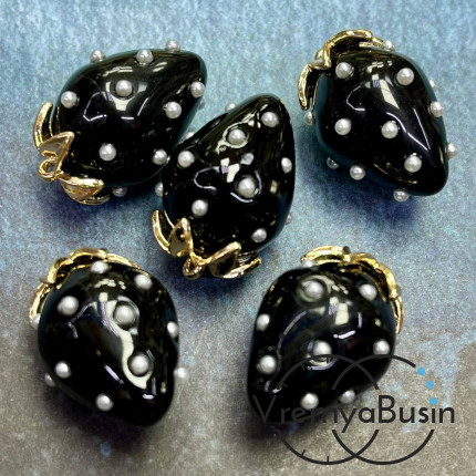 Подвеска из смолы с жемчужинками «Клубничка», ок. 16х24 мм, латунь с позолотой, цв.  черный (1 шт.)’