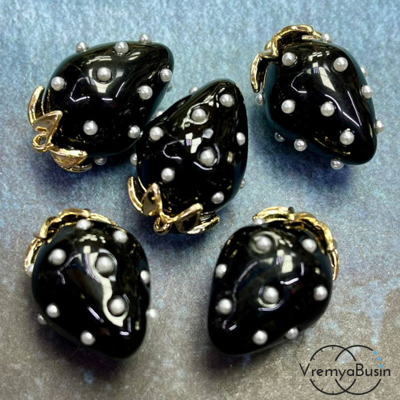 Подвеска из смолы с жемчужинками «Клубничка», ок. 16х24 мм, латунь с позолотой, цв.  черный (1 шт.)’