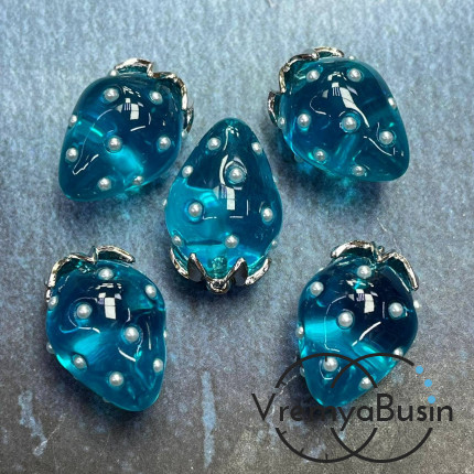 Подвеска из смолы с жемчужинками «Клубничка», ок. 16х24 мм, латунь с родиевым покрытием, цв. бирюзовый   (1 шт.)’