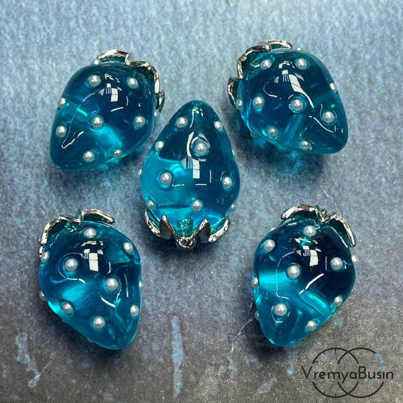 Подвеска из смолы с жемчужинками «Клубничка», ок. 16х24 мм, латунь с родиевым покрытием, цв. бирюзовый   (1 шт.)’