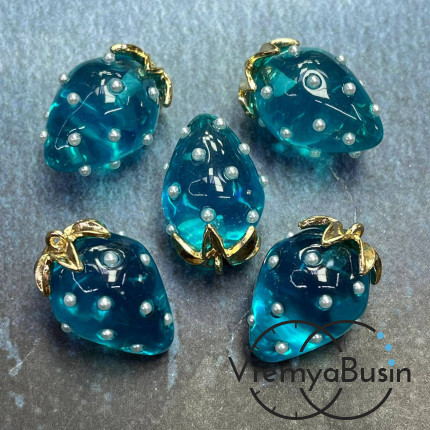 Подвеска из смолы с жемчужинками «Клубничка», ок. 16х24 мм, латунь с позолотой, цв. бирюзовый  (1 шт.)’