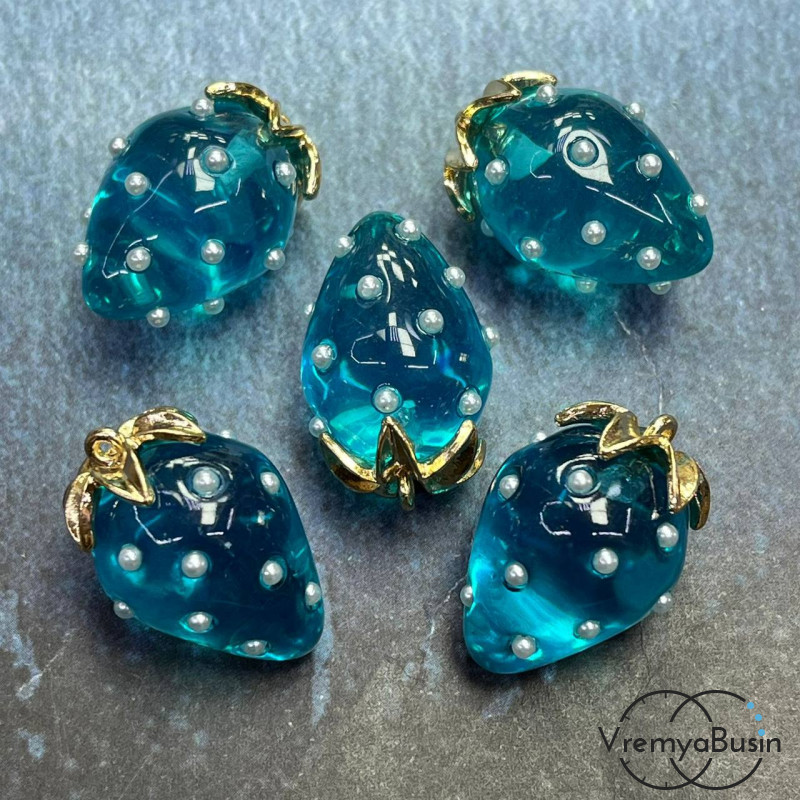 Подвеска из смолы с жемчужинками «Клубничка», ок. 16х24 мм, латунь с позолотой, цв. бирюзовый  (1 шт.)’