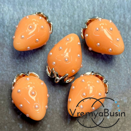 Подвеска из смолы с жемчужинками «Клубничка», ок. 16х24 мм, латунь с родиевым покрытием, цв. кремовый   (1 шт.)’