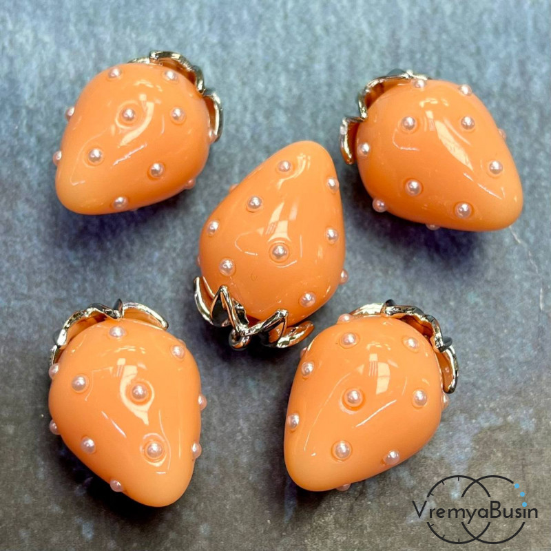 Подвеска из смолы с жемчужинками «Клубничка», ок. 16х24 мм, латунь с родиевым покрытием, цв. кремовый   (1 шт.)’