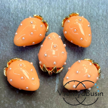 Подвеска из смолы с жемчужинками «Клубничка», ок. 16х24 мм, латунь с позолотой, цв. кремовый  (1 шт.)’