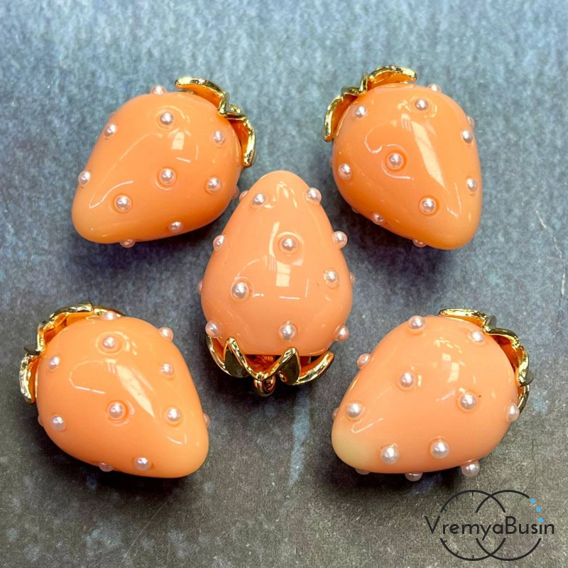 Подвеска из смолы с жемчужинками «Клубничка», ок. 16х24 мм, латунь с позолотой, цв. кремовый  (1 шт.)’