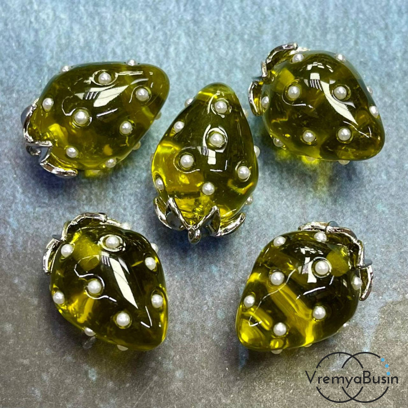 Подвеска из смолы с жемчужинками «Клубничка», ок. 16х24 мм, латунь с родиевым покрытием, цв. оливковый   (1 шт.)’