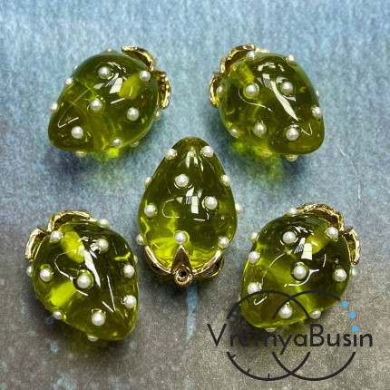 Подвеска из смолы с жемчужинками «Клубничка», ок. 16х24 мм, латунь с позолотой, цв. оливковый  (1 шт.)’