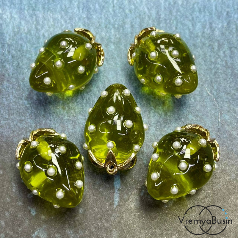 Подвеска из смолы с жемчужинками «Клубничка», ок. 16х24 мм, латунь с позолотой, цв. оливковый  (1 шт.)’