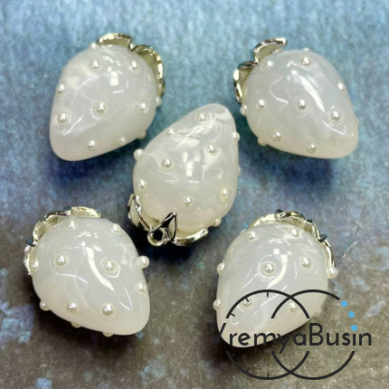 Подвеска из смолы с жемчужинками «Клубничка», ок. 16х24 мм, латунь с родиевым покрытием, цв.  белый (1 шт.)’