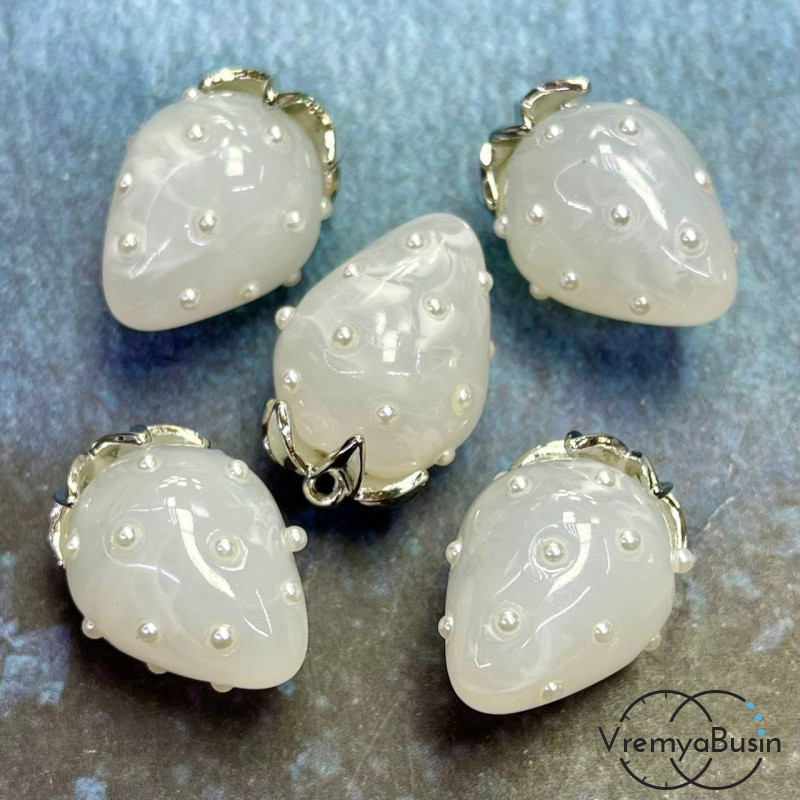 Подвеска из смолы с жемчужинками «Клубничка», ок. 16х24 мм, латунь с родиевым покрытием, цв.  белый (1 шт.)’