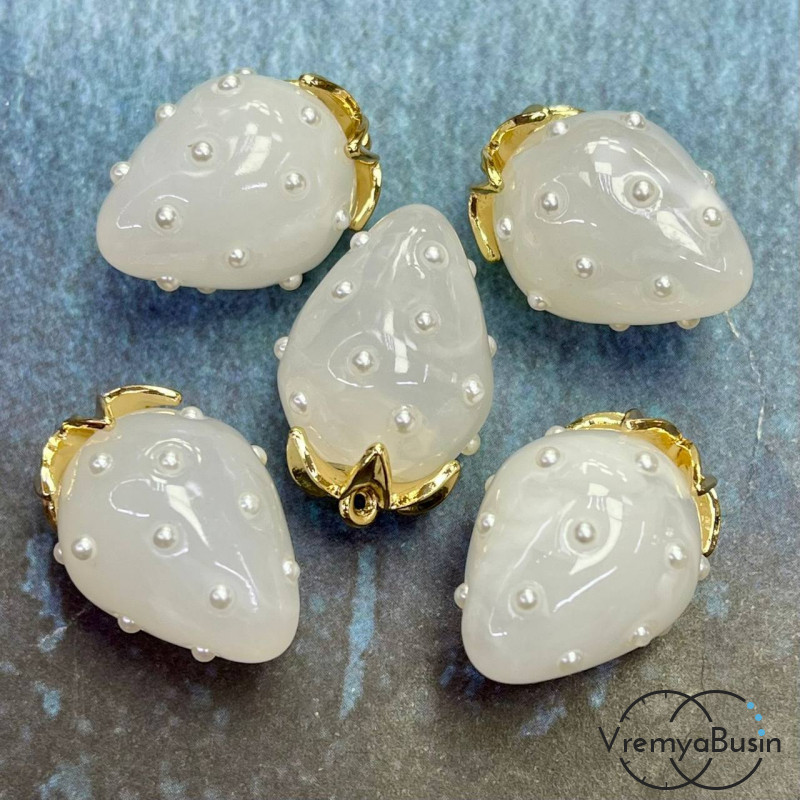 Подвеска из смолы с жемчужинками «Клубничка», ок. 16х24 мм, латунь с позолотой, цв. белый (1 шт.)’