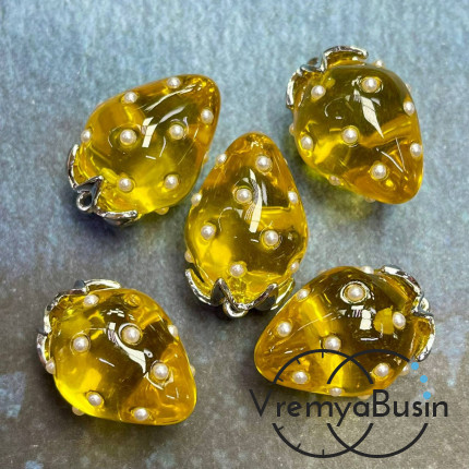 Подвеска из смолы с жемчужинками «Клубничка», ок. 16х24 мм, латунь с родиевым покрытием, цв. желтый   (1 шт.)’