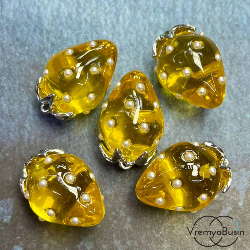 Подвеска из смолы с жемчужинками «Клубничка», ок. 16х24 мм, латунь с родиевым покрытием, цв. желтый   (1 шт.)’