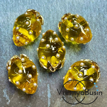 Подвеска из смолы с жемчужинками «Клубничка», ок. 16х24 мм, латунь с позолотой, цв. желтый  (1 шт.)’