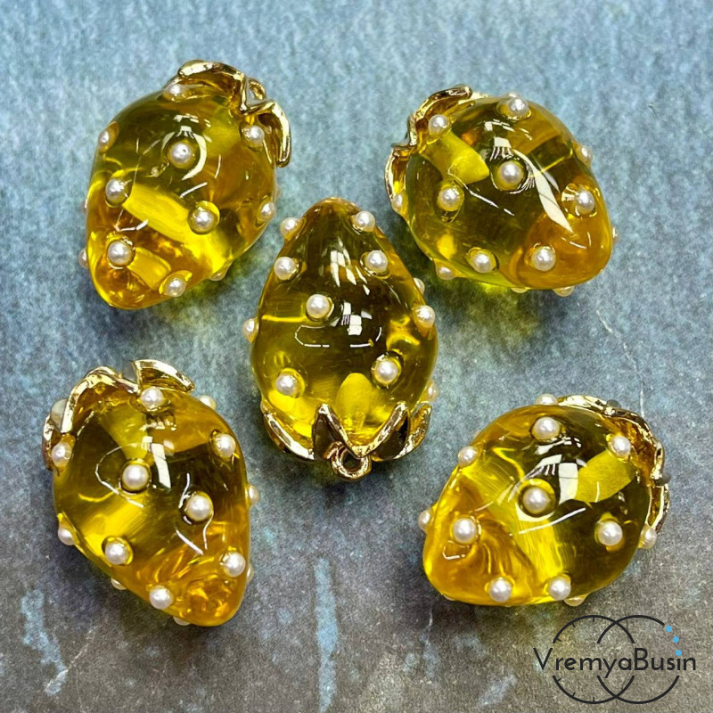 Подвеска из смолы с жемчужинками «Клубничка», ок. 16х24 мм, латунь с позолотой, цв. желтый  (1 шт.)’