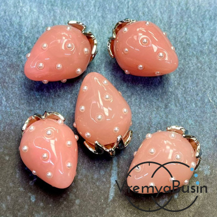 Подвеска из смолы с жемчужинками «Клубничка», ок. 16х24 мм, латунь с родиевым покрытием, цв.  розовый  (1 шт.)’