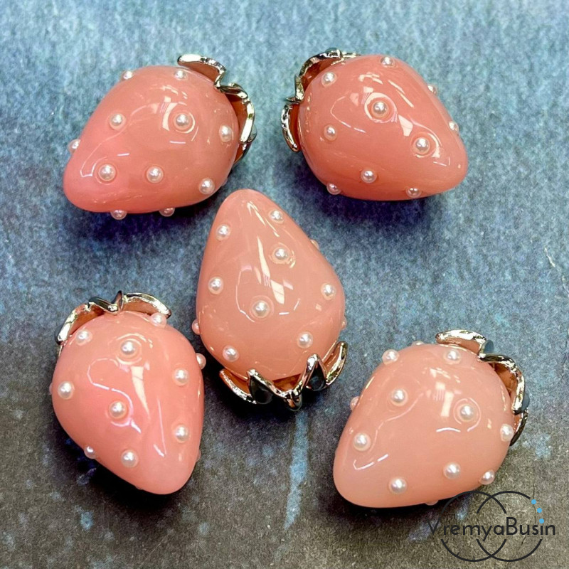 Подвеска из смолы с жемчужинками «Клубничка», ок. 16х24 мм, латунь с родиевым покрытием, цв.  розовый  (1 шт.)’