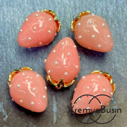 Подвеска из смолы с жемчужинками «Клубничка», ок. 16х24 мм, латунь с позолотой, цв.  розовый (1 шт.)’