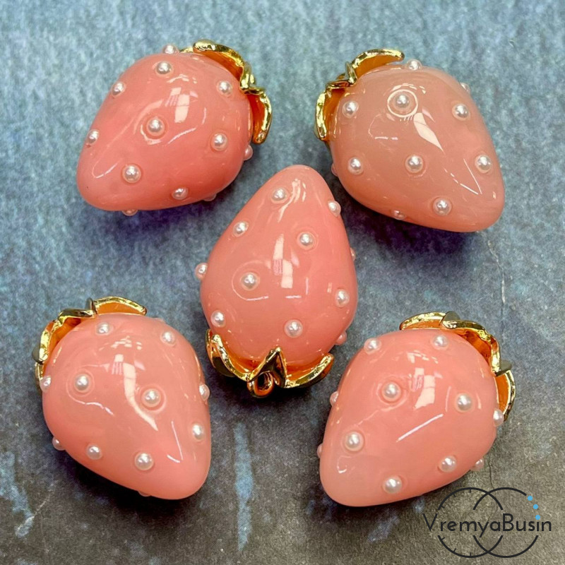 Подвеска из смолы с жемчужинками «Клубничка», ок. 16х24 мм, латунь с позолотой, цв.  розовый (1 шт.)’