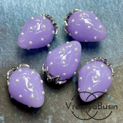 Подвеска из смолы с жемчужинками «Клубничка», ок. 16х24 мм, латунь с родиевым покрытием, цв. лиловый   (1 шт.)’