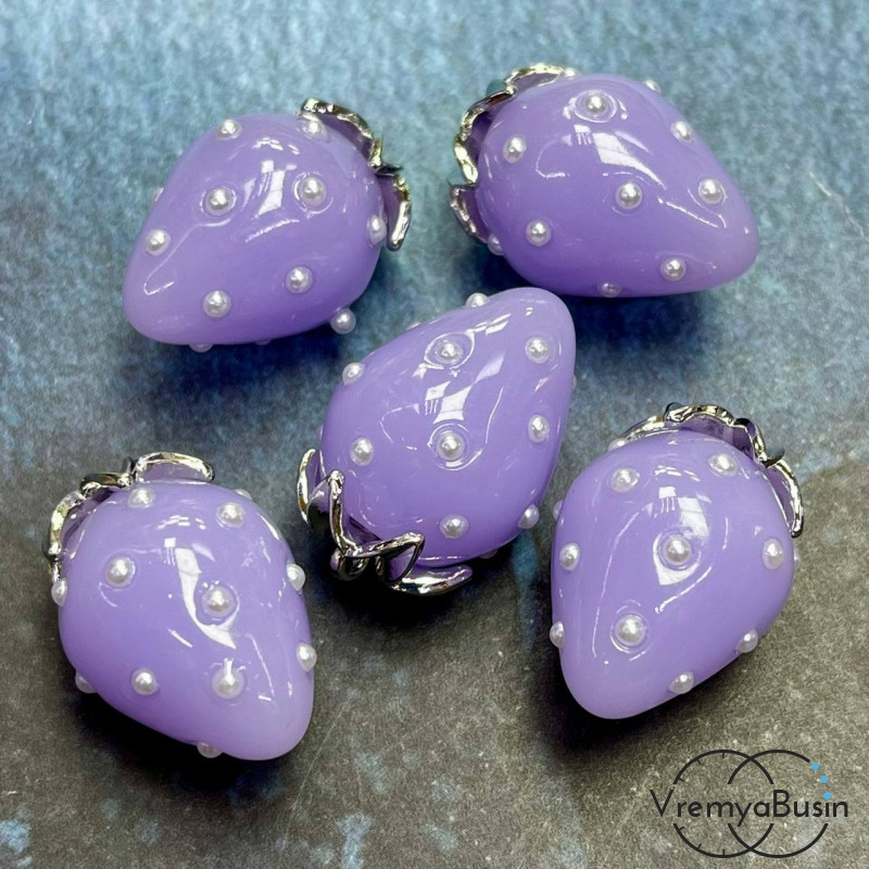 Подвеска из смолы с жемчужинками «Клубничка», ок. 16х24 мм, латунь с родиевым покрытием, цв. лиловый   (1 шт.)’