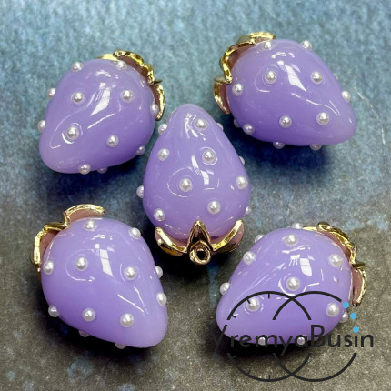 Подвеска из смолы с жемчужинками «Клубничка», ок. 16х24 мм, латунь с позолотой, цв. лиловый  (1 шт.)’