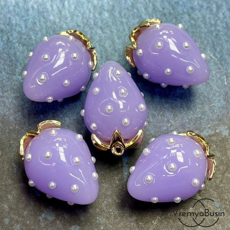 Подвеска из смолы с жемчужинками «Клубничка», ок. 16х24 мм, латунь с позолотой, цв. лиловый  (1 шт.)’