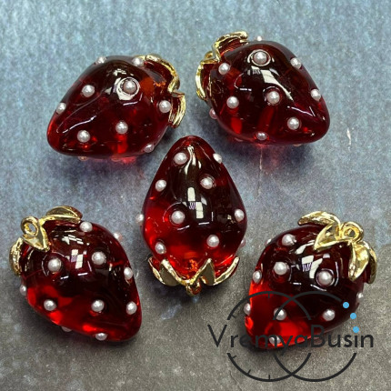 Подвеска из смолы с жемчужинками «Клубничка», ок. 16х24 мм, латунь с позолотой, цв. красный (1 шт.)’