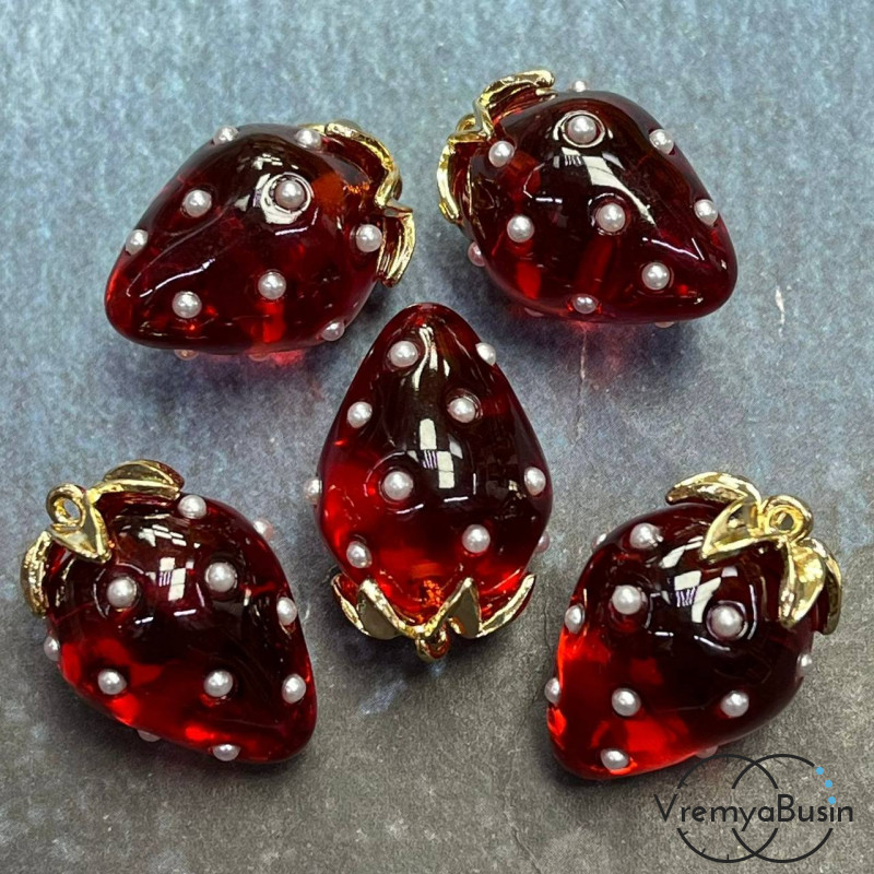 Подвеска из смолы с жемчужинками «Клубничка», ок. 16х24 мм, латунь с позолотой, цв. красный (1 шт.)’