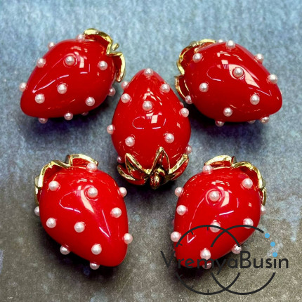 Подвеска из смолы с жемчужинками «Клубничка», ок. 16х24 мм, латунь с позолотой, цв. красный  (1 шт.)’