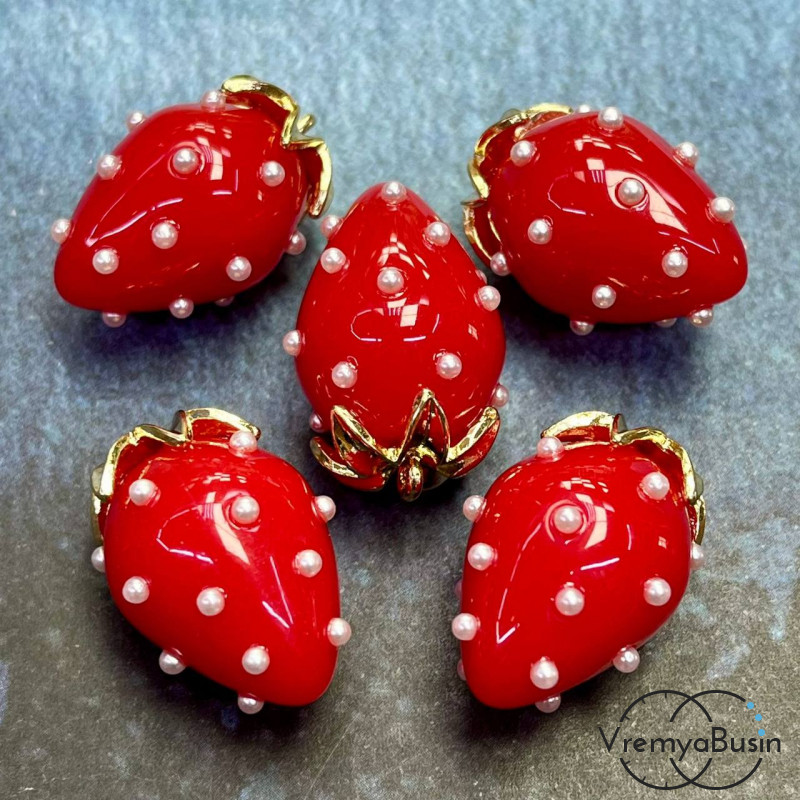 Подвеска из смолы с жемчужинками «Клубничка», ок. 16х24 мм, латунь с позолотой, цв. красный  (1 шт.)’