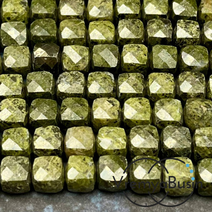 Пирит, кубик с ювелирной огранкой,     7х7  мм (1/2 нити, ок. 28 шт.)