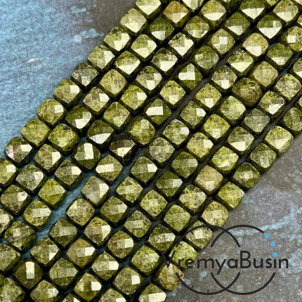 Пирит, кубик с ювелирной огранкой,     7х7  мм (1/2 нити, ок. 28 шт.)