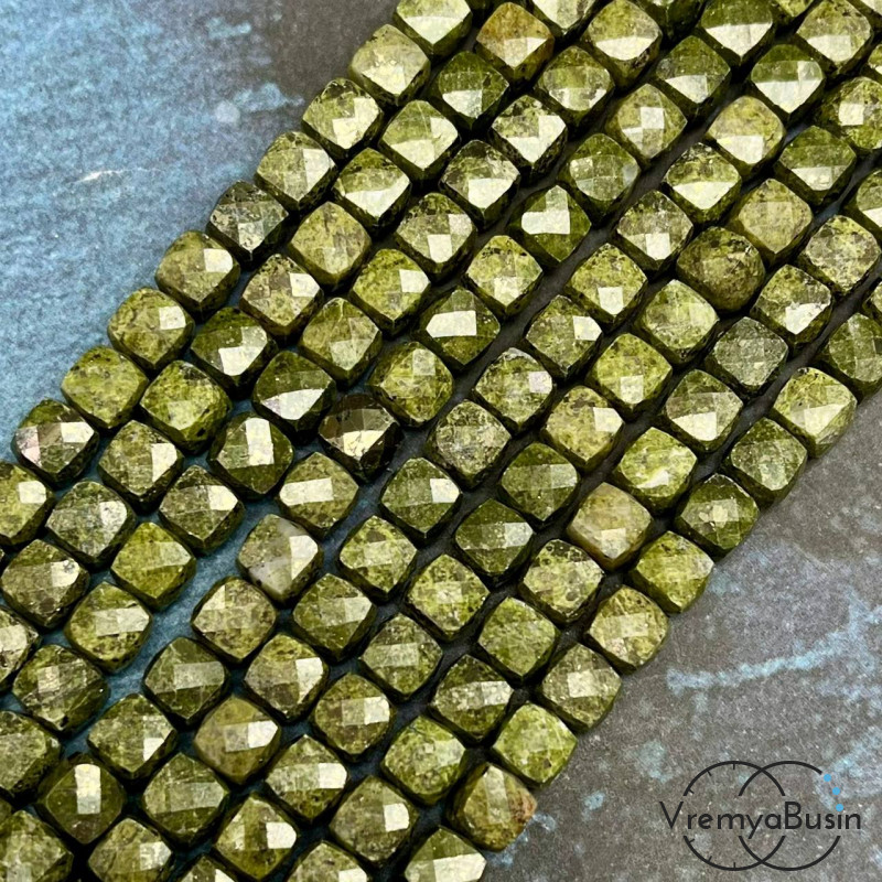 Пирит, кубик с ювелирной огранкой,     7х7  мм (1/2 нити, ок. 28 шт.)